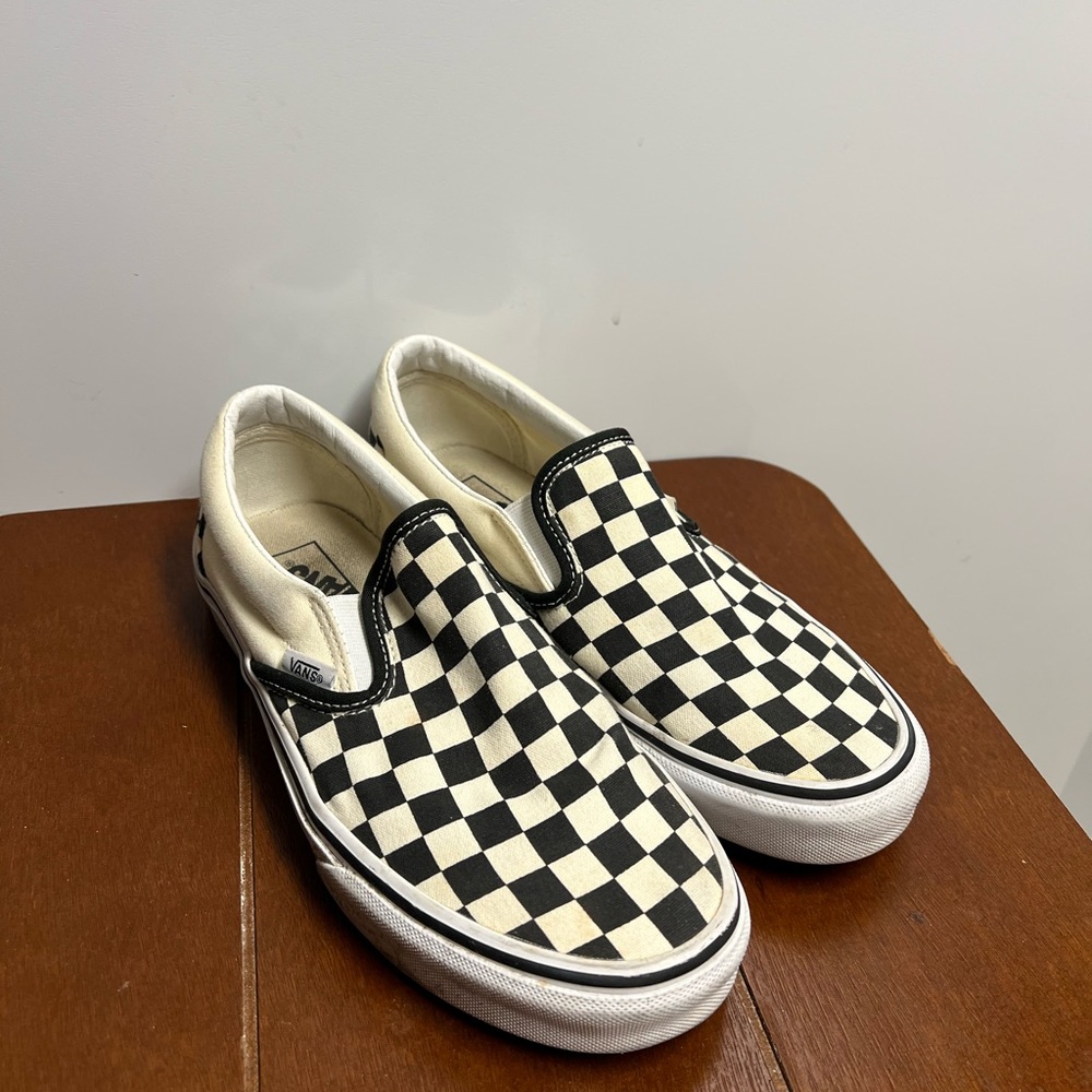 Black/cream classic slip on Vans